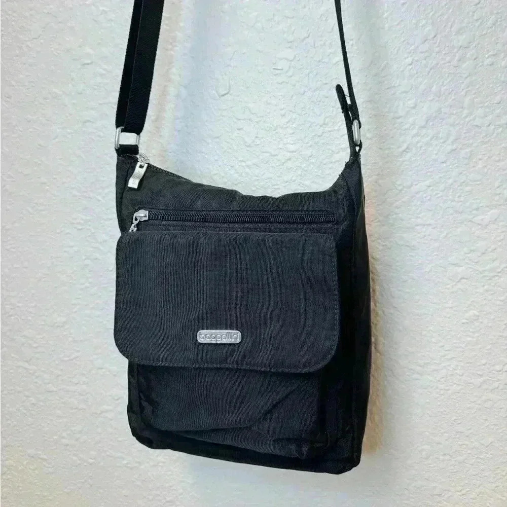 Baggallini Town Crossbody in Black